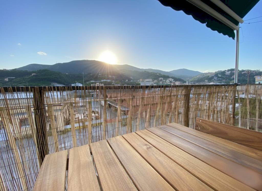 Balcone - Trilocale via Rivarolo, 26, Genova (zona Bolzaneto) - foto 1