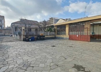 Cortile interno - Capannone via Carlo Pisacane, 10, Torino (zona Mirafiori Sud) - foto 9