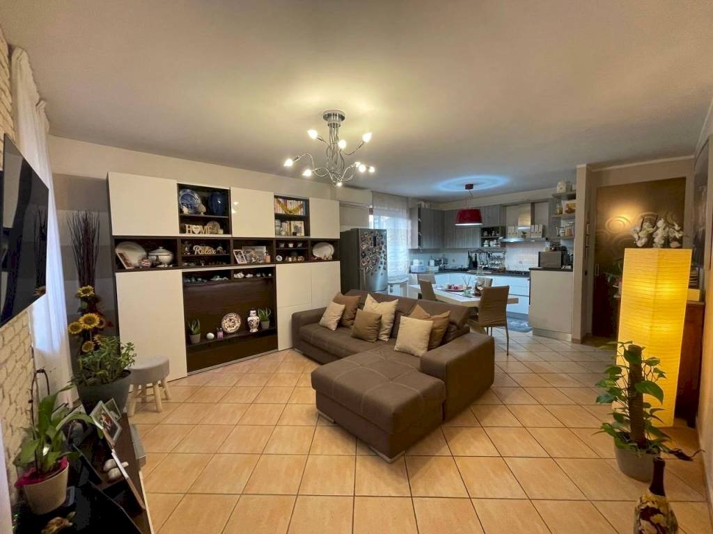 Salone - Trilocale via San Martino, Castelnuovo Scrivia - foto 2