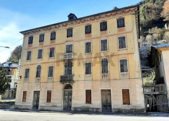 Edificio all\'aperto - Villa Via Regina Margherita
 
56 e 119, Perarolo di Cadore - foto 1