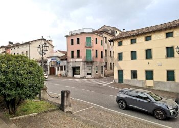 Edificio all\'aperto - Commercial Premises Piazza Umberto I
 
1, Pieve di Soligo - photo 1