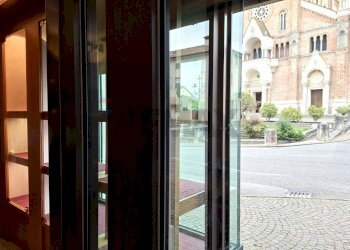 Edificio all\'aperto - Commercial Premises Piazza Umberto I
 
1, Pieve di Soligo - photo 3