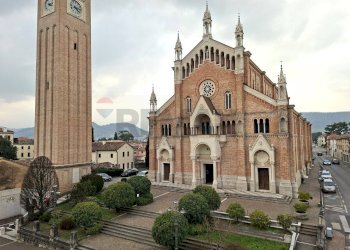 Edificio all\'aperto - Commercial Premises Piazza Umberto I
 
1, Pieve di Soligo - photo 5