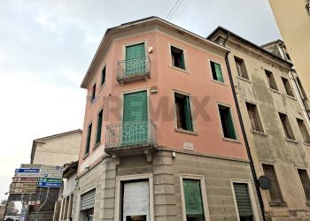 Edificio all\'aperto - Commercial Premises Piazza Umberto I
 
1, Pieve di Soligo - photo 7