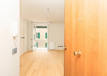 Ingresso - Bilocale via Assarotti, 17A, Genova (zona Castelletto) - foto 2