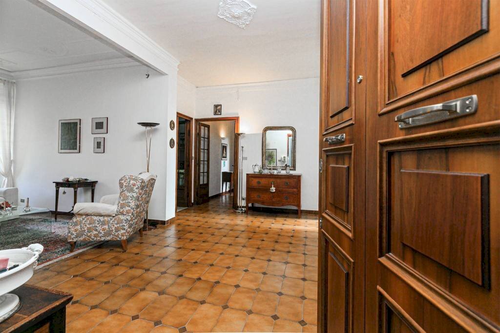 Salone - Appartamento corso Firenze, 80, Genova (zona Castelletto) - foto 2