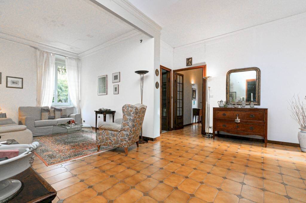 Salone - Appartamento corso Firenze, 80, Genova (zona Castelletto) - foto 3