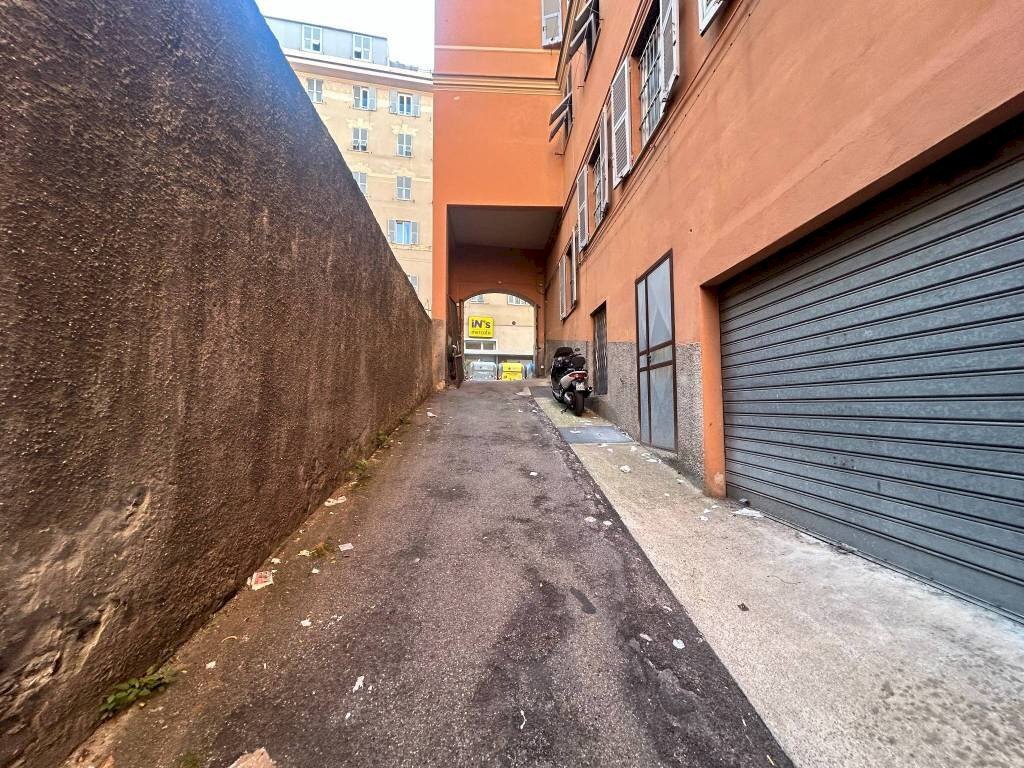 Cortile interno - Warehouse via Donghi, Genova (neighborhood Marassi) - photo 2
