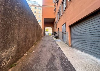 Cortile interno - Warehouse via Donghi, Genova (neighborhood Marassi) - photo 2