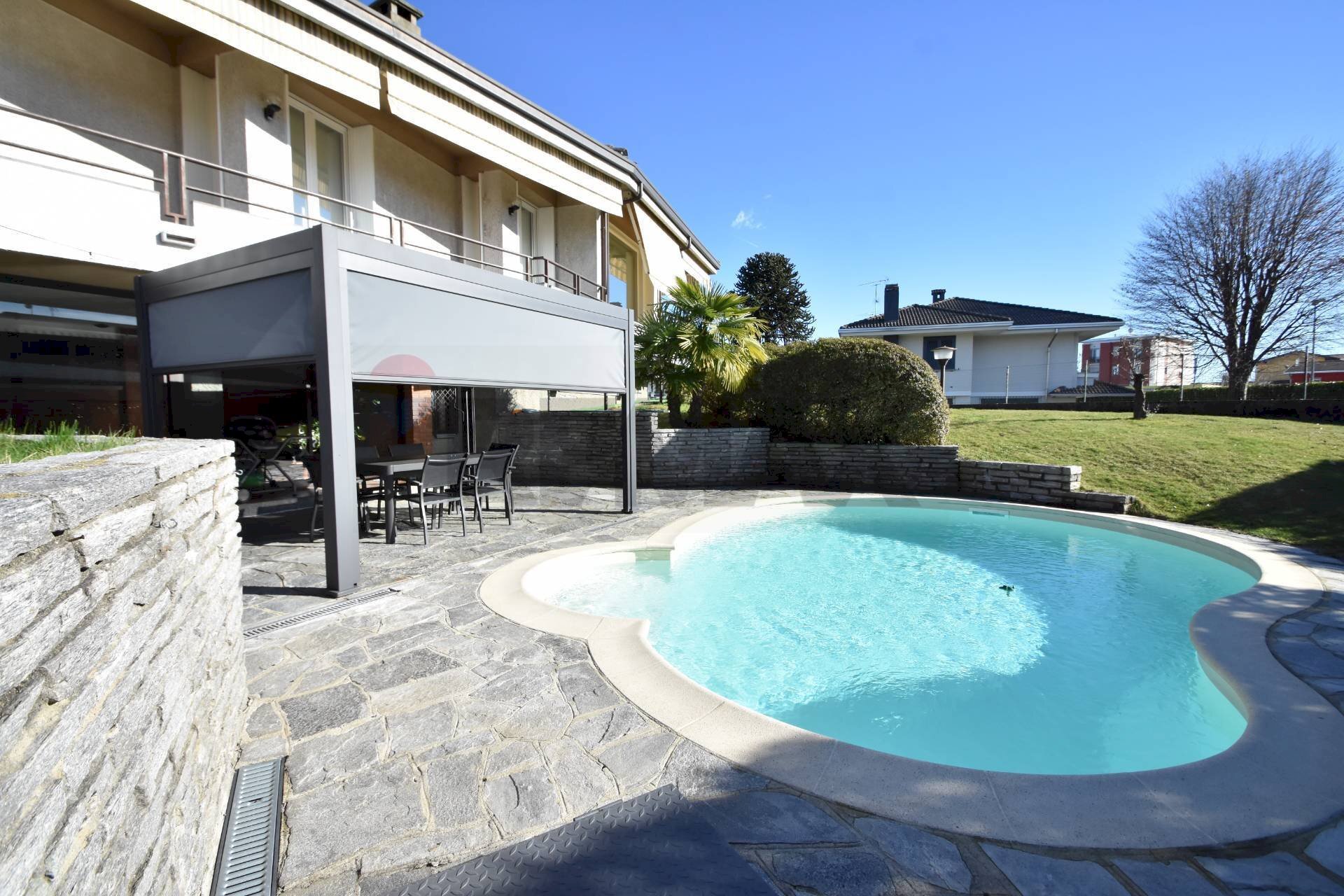 Piscina - Villa Via Cesare Pevase
 
10, Varallo Pombia - foto 1