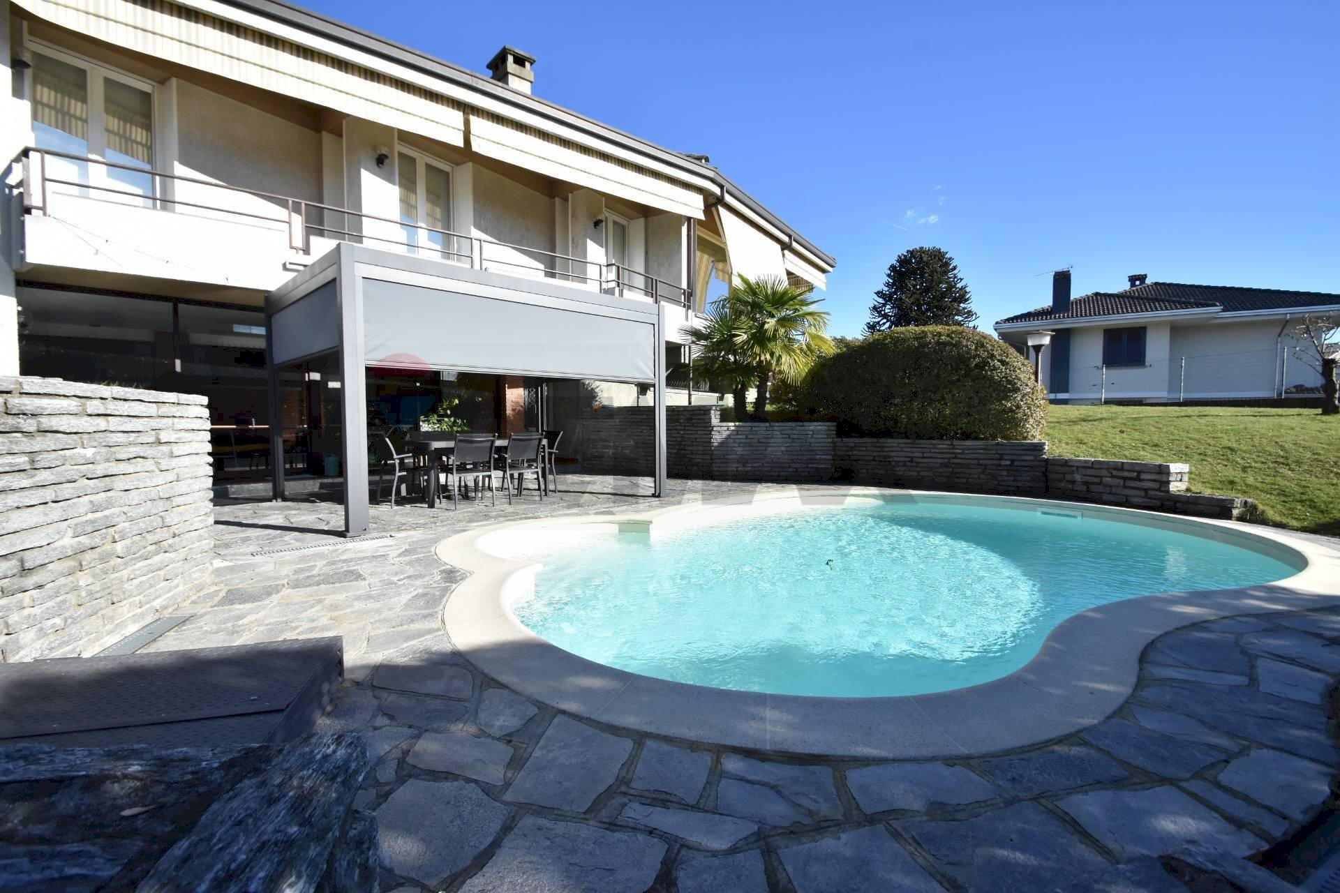 Piscina - Villa Via Cesare Pevase
 
10, Varallo Pombia - foto 2