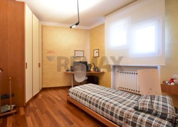 Camera / camera da letto - Villa Via Cesare Pevase
 
10, Varallo Pombia - foto 17