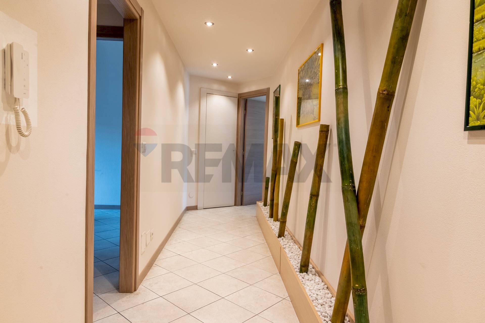 Hall / corridoio - Ufficio Viale Matteotti
 
13, Arona - foto 2