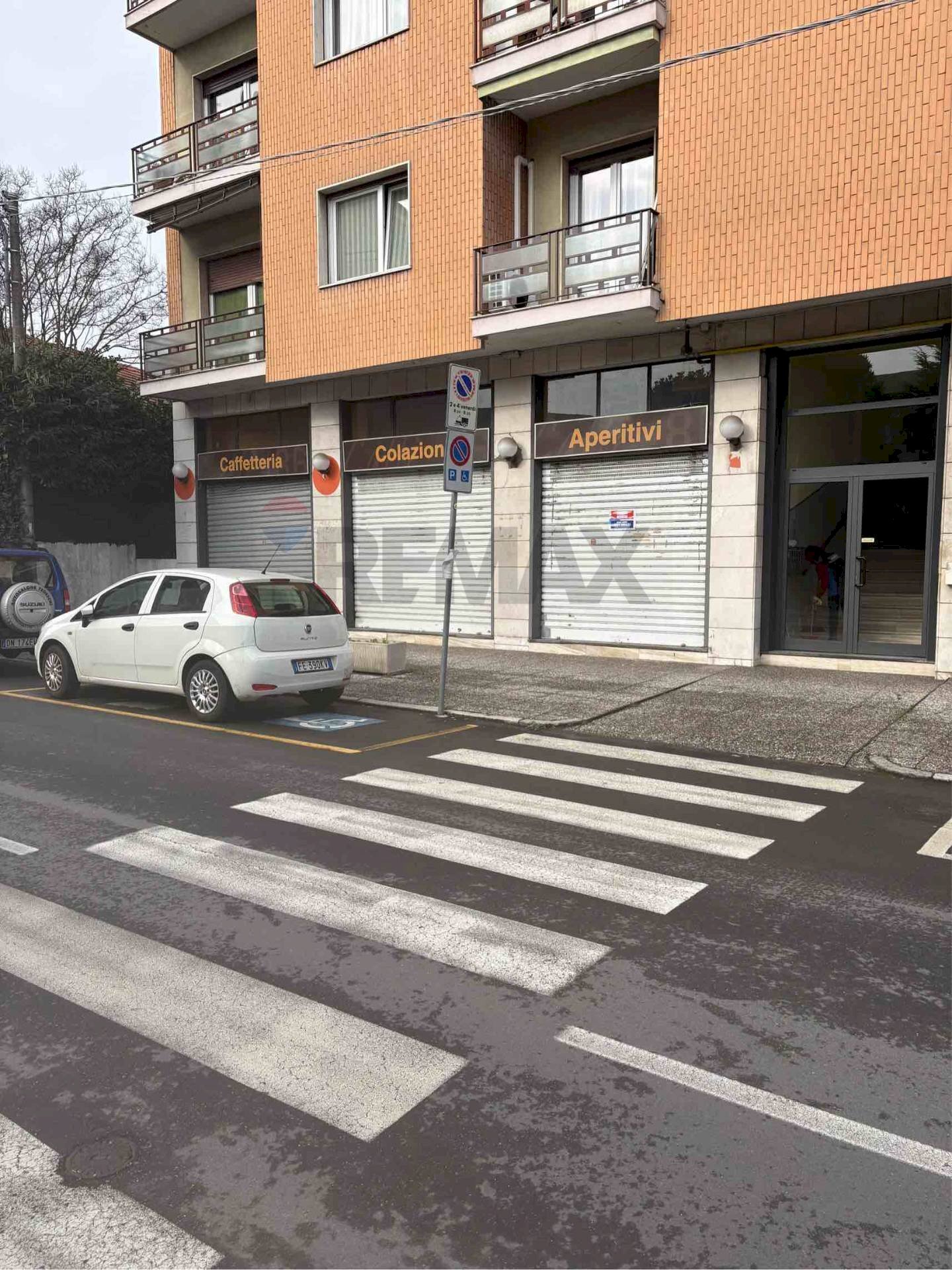 Edificio all\'aperto - Negozio VIA CHINOTTO
 
10, Arona - foto 2