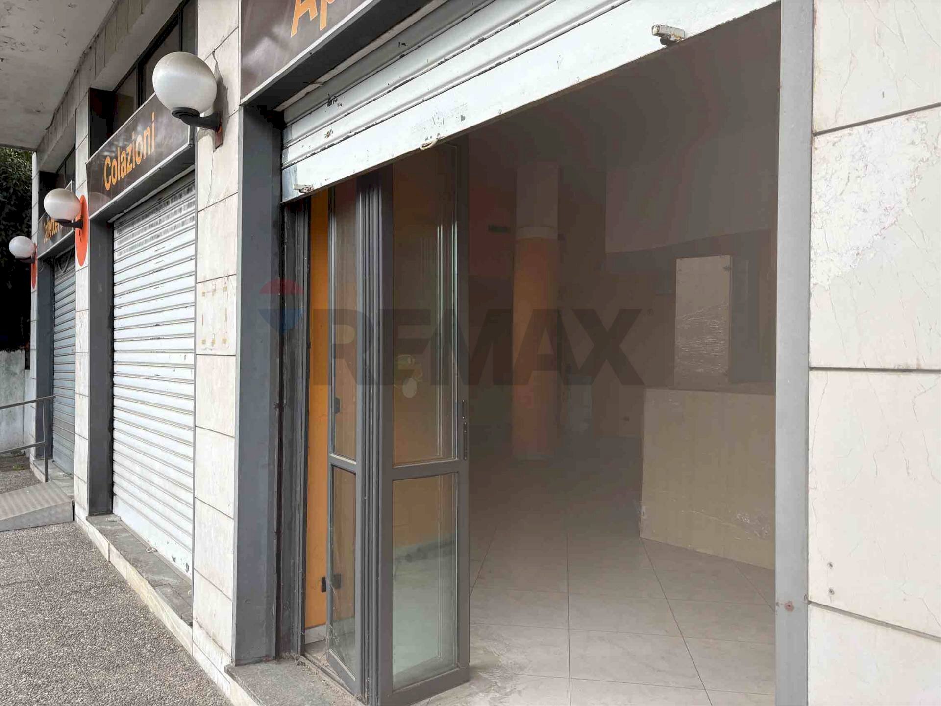 Edificio all\'aperto - Negozio VIA CHINOTTO
 
10, Arona - foto 3