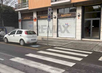 Edificio all\'aperto - Negozio VIA CHINOTTO
 
10, Arona - foto 2