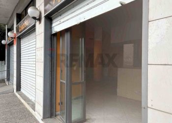 Edificio all\'aperto - Negozio VIA CHINOTTO
 
10, Arona - foto 3