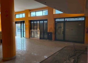 Ricezione / Lobby - Negozio VIA CHINOTTO
 
10, Arona - foto 8