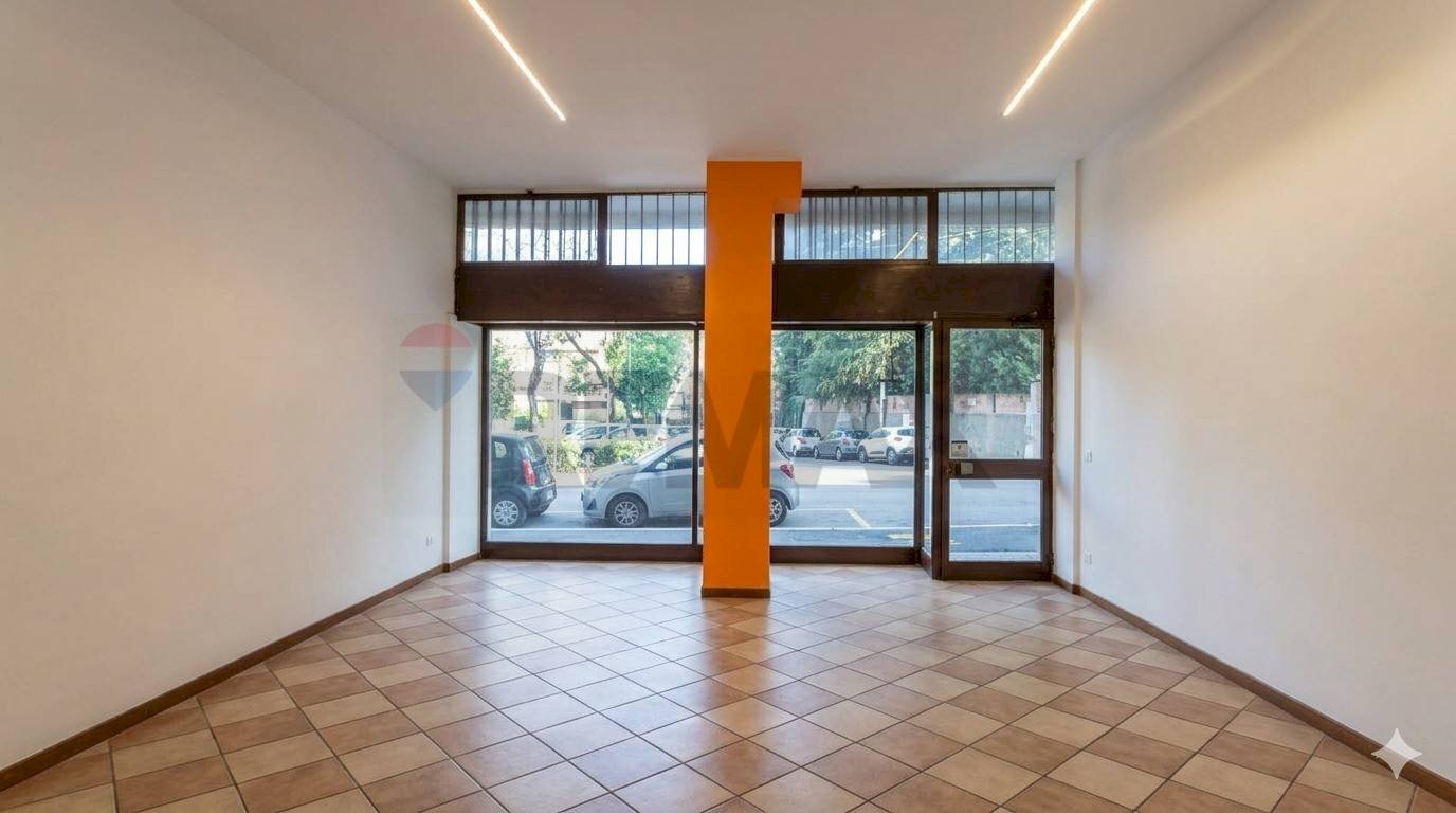 Stanza vuota - Shop piazza madonnina
7, Solbiate Arno - photo 3