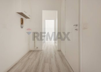 Hall / corridoio - Two-room apartment VIA MAMELI
 
18, Magnago - photo 1