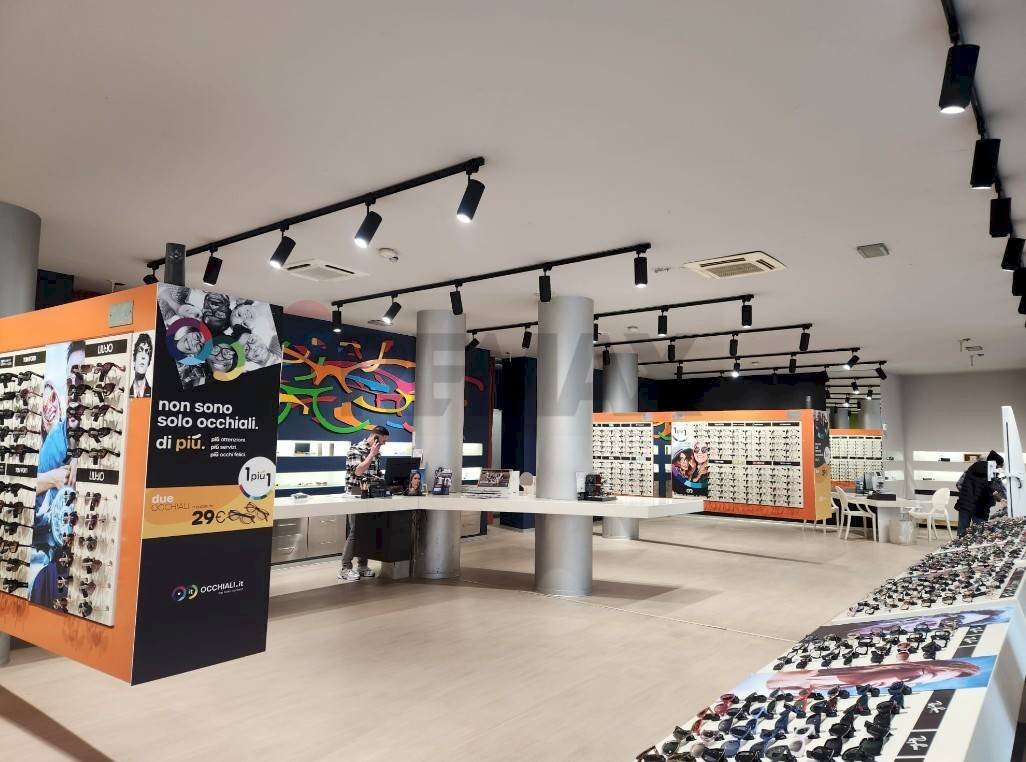 Soggiorno - Commercial Premises Via Raffaello Sanzio
2, Gallarate - photo 2