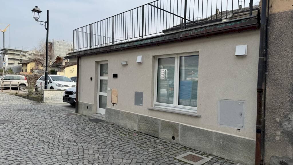 Facciata - Trilocale via Giulio Charrey, Aosta - foto 2