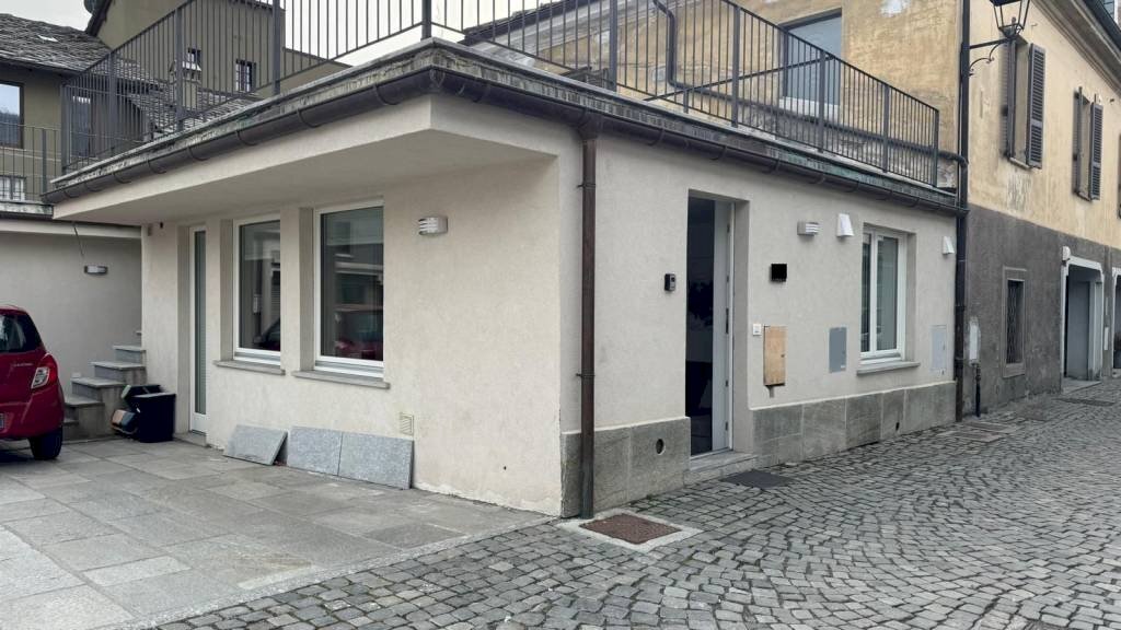 Facciata - Trilocale via Giulio Charrey, Aosta - foto 3