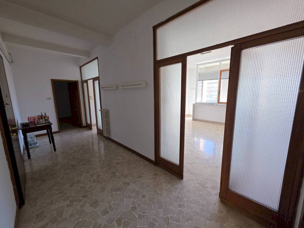 Corridoio - Four-room apartment piazza dell'Otto Agosto, Bologna (neighborhood Irnerio) - photo 2