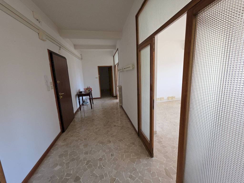 Corridoio - Four-room apartment piazza dell'Otto Agosto, Bologna (neighborhood Irnerio) - photo 3