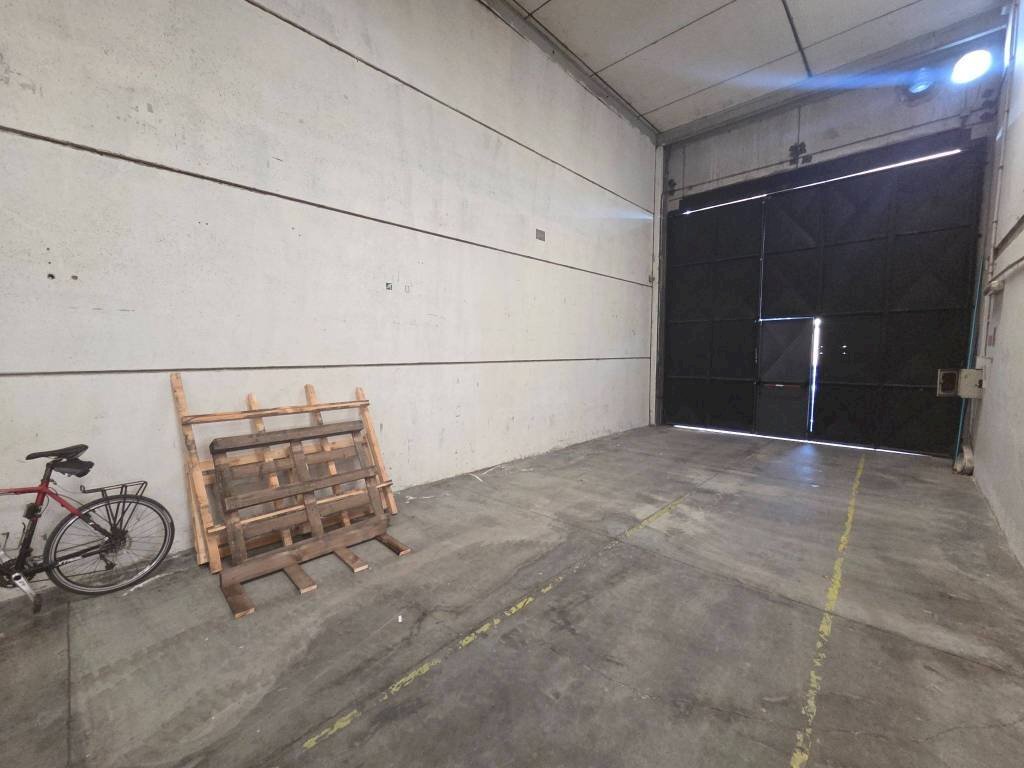 Interno non residenziale - Shed via Giovanni Amendola, Signa - photo 2