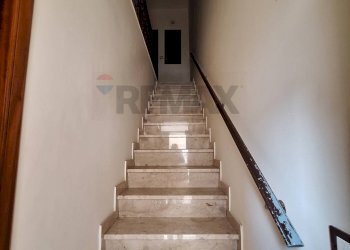 Scale accesso primo piano - Independent house via Messina
 
10, Comiso - photo 7