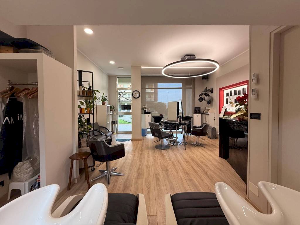 Salone - Shop via Fossano, 6, Carmagnola - photo 1