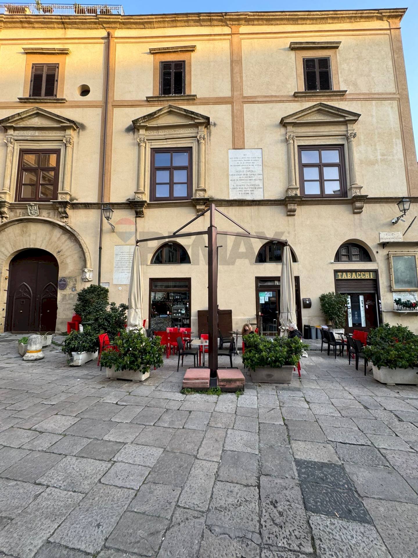 Edificio all\'aperto - Commercial Activity Piazza Rivoluzione
 
34/35, Palermo - photo 1