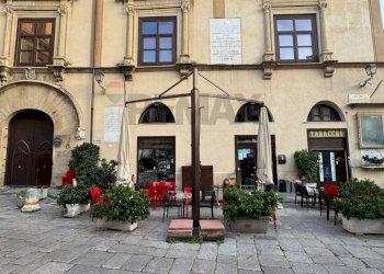 Edificio all\'aperto - Commercial Activity Piazza Rivoluzione
 
34/35, Palermo - photo 1