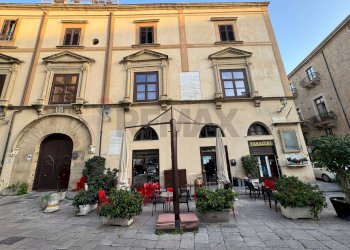 Edificio all\'aperto - Commercial Activity Piazza Rivoluzione
 
34/35, Palermo - photo 5