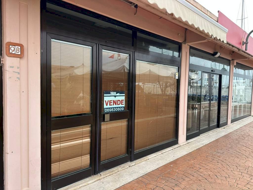 Cortile interno - Shop via Amerigo Vespucci, 2, Nettuno - photo 3