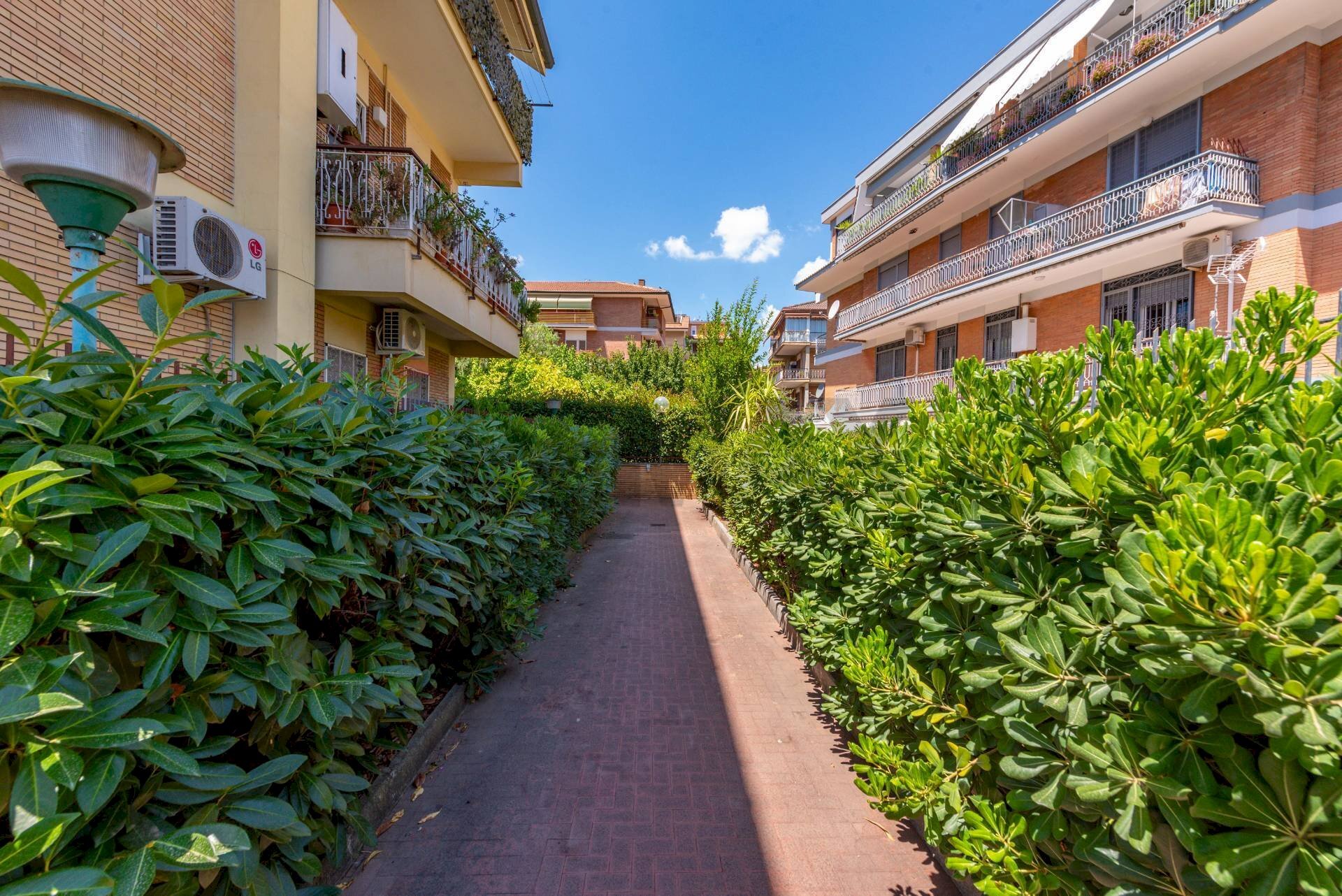 Edificio all\'aperto - Trilocale Via Menofilo, Roma - foto 2