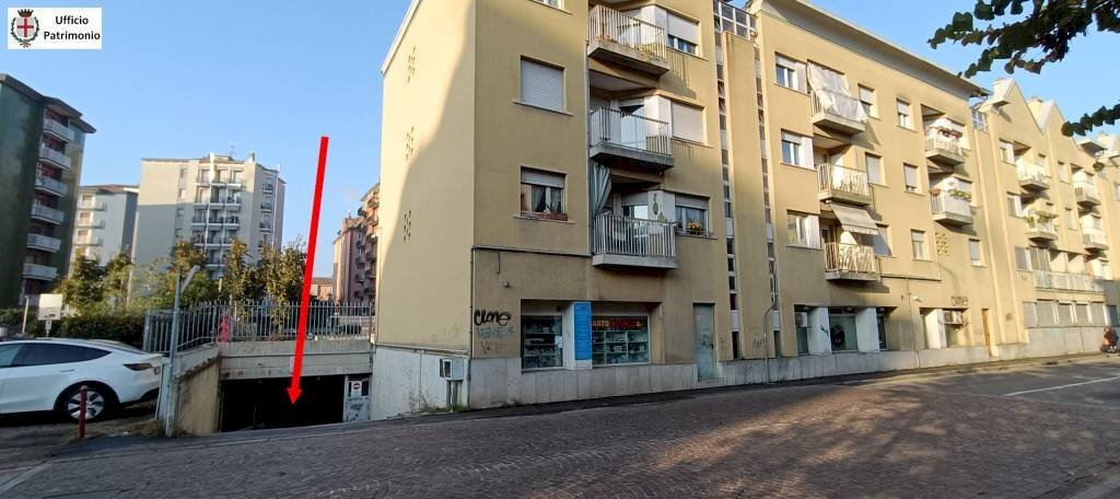 Facciata - Box piazza 1 Maggio, Corsico - foto 1