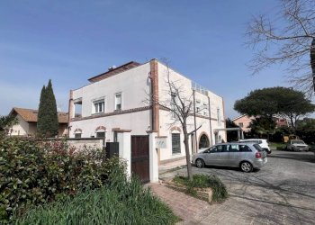 Facciata - Bilocale via Antonio Taramelli, Roma (zona Lido di Ostia) - foto 2