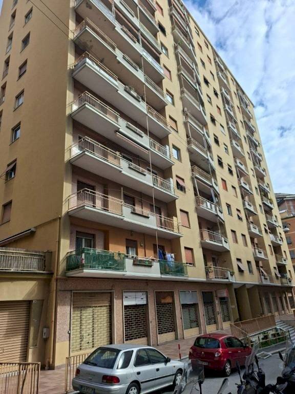 Facciata - Bilocale via dei Landi, 1, Genova (zona Sampierdarena) - foto 1