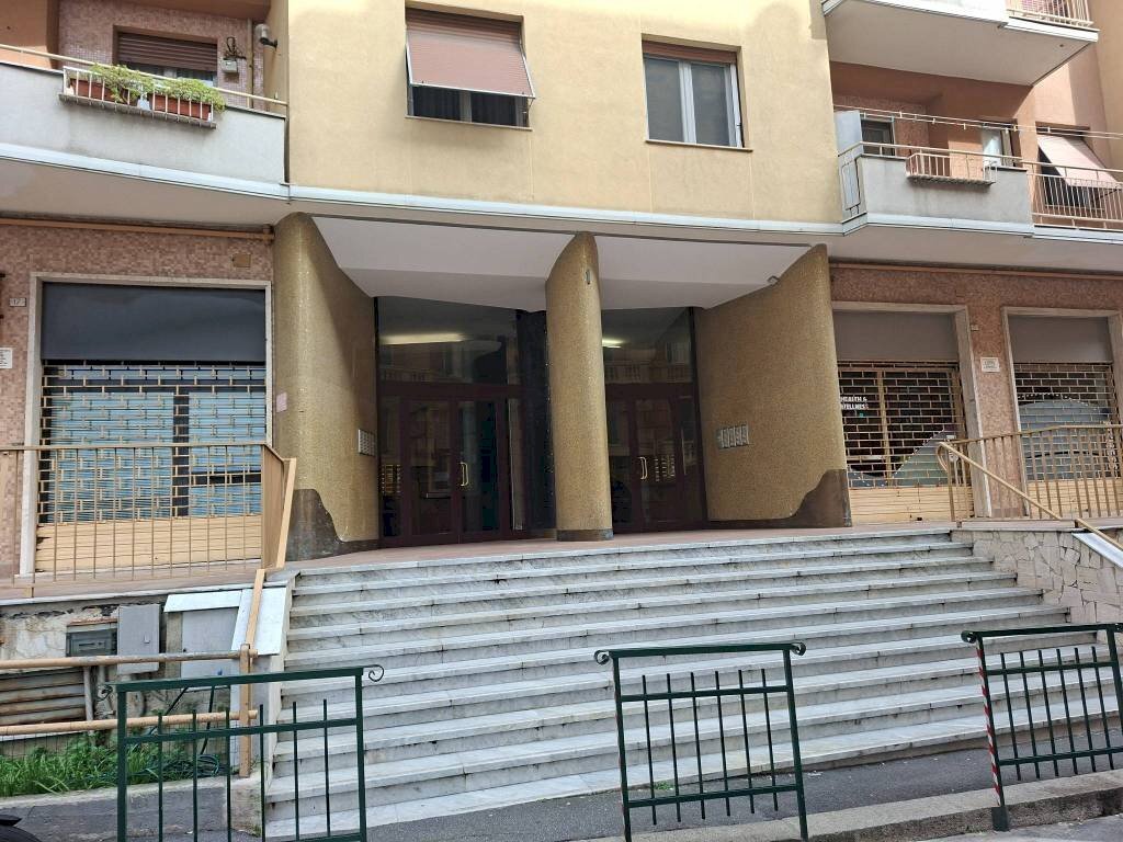 Facciata - Bilocale via dei Landi, 1, Genova (zona Sampierdarena) - foto 2