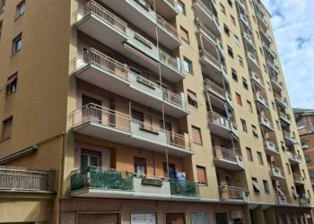 Facciata - Bilocale via dei Landi, 1, Genova (zona Sampierdarena) - foto 1
