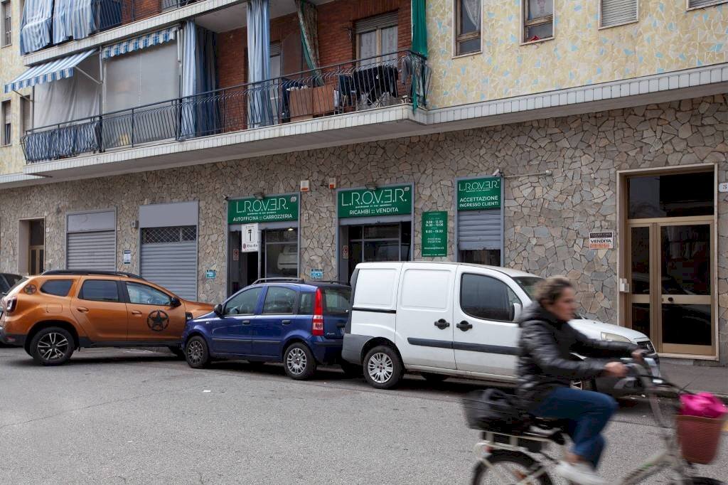 Facciata - Negozio via Umberto Giordano, 3, Torino (zona Barriera Milano) - foto 2