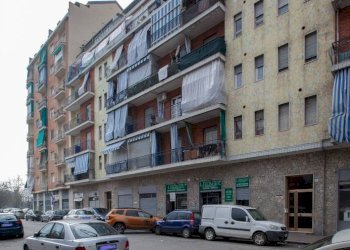 Facciata - Negozio via Umberto Giordano, 3, Torino (zona Barriera Milano) - foto 5