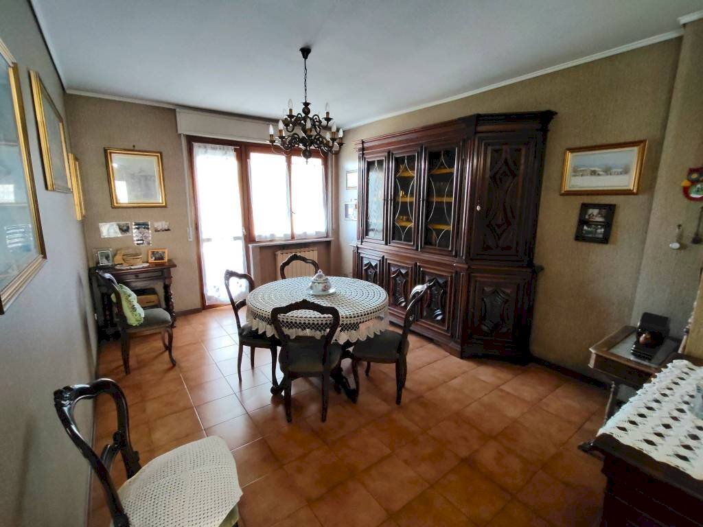 Salone - Trilocale via Beppe Fenoglio, Cuneo (zona Donatello) - foto 3