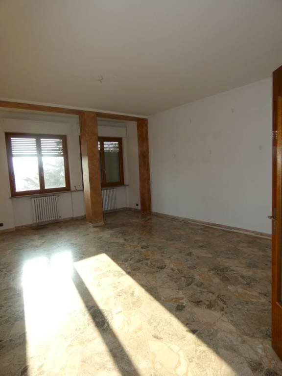 Salone - Appartamento corso Fratelli Bandiera, Alba - foto 1