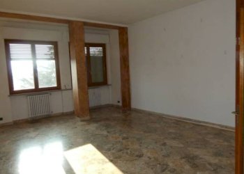 Salone - Appartamento corso Fratelli Bandiera, Alba - foto 1