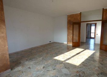 Salone - Appartamento corso Fratelli Bandiera, Alba - foto 2