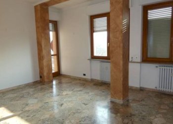 Salone - Appartamento corso Fratelli Bandiera, Alba - foto 3