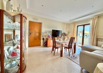 Sala da pranzo - Quadrilocale VIA EUGENIO MONTALE
 
26/E, Mugnano di Napoli - foto 4